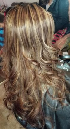 Chocolate Brown Hair With Caramel Highlights Honey, 00s Highlights, Homey Brown Hair With Blonde Highlights, Natural Chunky Highlights, Blondish Hair Color, 2000s Hair Highlights, Mexican Hair Color, Hair Dye Ideas Medium Length, Honey Hair With Highlights