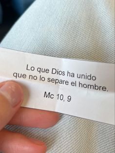 a person holding a piece of paper with the words in spanish and english on it