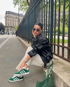 Biker jacket. Leather jacket. Adidas Gazelle Green, Green Shoes Outfit, Adidas Gazelle Outfit, Looks Adidas, Adidas Samba Outfit, Adidas Outfit Shoes, Campus Outfit, Samba Outfit, Streetwear Outfit Ideas