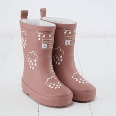 ☔ Colour-changing rose wellies ☁️ Brushed fleece lining for warmth ☔ Easy-to-dry removable insoles ☁️Insoles help with left and right ☔Free drawstring bag Colour-changing wellies are back in brand new colours with a winter twist!  Our winter wellies have a thick teddy bear fleece lining for extra warmth on cold days.  In these Rose kids wellies little ones can splash in puddles, rain, and snow whilst marvelling at the colour-changing raindrop patten.  Winter welly boots are available in infant s Pink Wellies, Running In The Rain, Adventure Boots, Kids Rain, Wellies Boots, Color Magic, Clouds Design, Winter Walk, Colour Changing