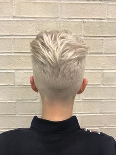 Modern Short Haircuts, Short Haircuts Ideas, Short Bleached Hair, Buzzed Hair Women, Pixie Haircut Ideas, Short White Hair, Short Shaved Hairstyles, Short Sassy Haircuts