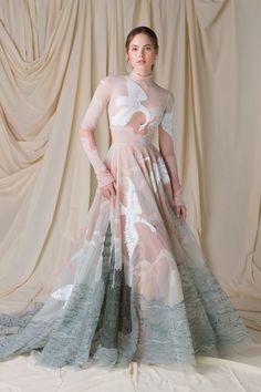 Krikor Jabotian - S/S 17 ~ WedLuxe Media Once Upon A Dream Paolo Sebastian, Wild Dresses Fashion, Paolo Sebastian Gown, Sebastian Paolo, Swan Inspired Outfit, Dreamy Outfits Aesthetic, Paolo Sebastian Bridal, Swan Wedding Dress, Paolo Sebastian Dresses