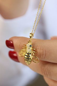 Metal: 925 Sterling Silver Plating Type: 18K Gold Plated Metal Color: Gold/Gold Weight: 3.15 g Size: 2.40x2.40 cm Chain: 42+4 cm Stone Type: Zircon Gender: Female Origin: Turkey Extremely stylish bee necklace is made of 925 sterling silver. ** An excellent necklace that you can buy for your loved ones. You will definitely not regret it. You can choose express shipping option for fast delivery. Engagement, Bachelorette Party, Bachelor Party, Bridal Shower, Wedding, Wedding Shower, Quince Court, Q Bee Jewelry Necklaces, Quince Court, Pearl Jewlery, Bumble Bee Jewelry, Wings Necklace, Gold Animals, Bee Tattoo, Bee Jewelry, Big Nose