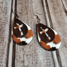 Leather Teardrop Cross with Faux Cow Hide Print on Wood Earrings - Designodeal Cow Hide Earrings Diy, Western Faux Leather Earrings, Cow Hide Crafts, Faux Leather Earring Ideas, Cowhide Projects, Western Leather Earrings, Earrings Cricut, Cow Print Earrings, Cricket Designs