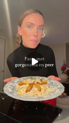 a woman holding a plate with food on it in front of her face and the words pass me gorgonzoza en per