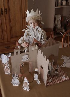 Paper Castle, Cardboard Toys, Upcycled Crafts, Cardboard Crafts, Paper Toys, Kids Art Projects, Diy Toys, Craft Activities