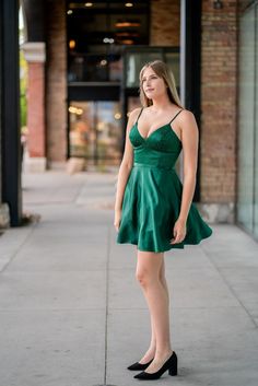 A model in a simple cocktail dress features a v-neckline with strappy back. 90s Style Party, Hoco Dress Short, Simple Cocktail Dress, Style Party Dress, Simple Cocktail, Hoco Dress, Glam Style, Style Party, Style Preppy