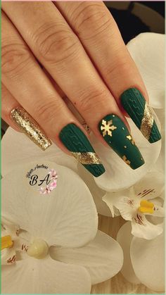 #Greennails #nails #green #christmas Green Gold Holiday Nails, Green And Gold Winter Nails, Green And Gold Nails Christmas, Christmas Green Nail Designs, Christmas Nail Green, Christmas Nails Acrylic Green, Black Acrylic Designs, Xmas Nails Green, Wintry Nails