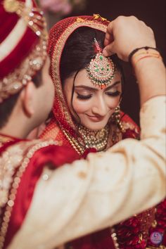 Wedding Indian Photoshoot, Marriage Pics Wedding Photos, Shadi Poses For Couple, Bride Candid Poses, Marriage Pics Indian, Sindur Wedding, Indian Wedding Photos Couple, Indian Wedding Picture Ideas, Sindoor Looks Indian