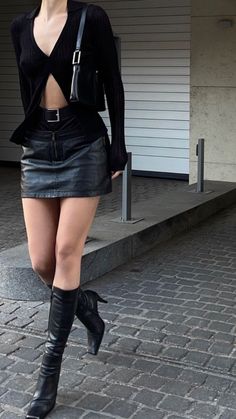 Peony Aesthetic, Street Outfits, Aesthetic Streetwear, Looks Black, Mini Short, Faux Leather Skirt, Dress Vintage