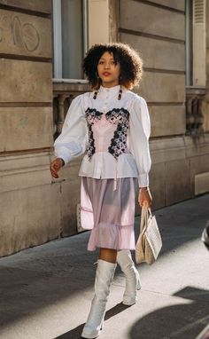 Mode Coachella, Walking Down The Street, Street Dress, Nyfw Street Style, Paris Fashion Week Street Style, Vogue Russia, Cool Street Fashion, Fashion Week Street Style