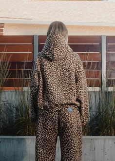 Elevate your wardrobe with this Cheetah Pattern Hoodie, a perfect blend of style and comfort designed to make a statement. This hoodie is ideal for casual outings, offering both a bold aesthetic and practical features to enhance your everyday look. Features: Material: Crafted from a high-quality, soft cotton blend that offers warmth and durability. Design: Features an eye-catching wild pattern, a spacious hood, and ribbed cuffs and hem for a snug fit. Special Features: Includes a kangaroo pocket Cheetah Hoodie, Leopard Hoodie, Streetwear Fits, Streetwear Hip Hop, Streetwear Mode, Leopard Fashion, Retro Mode, Pocket Hoodie, Cooler Look