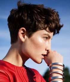 Boyish Haircut, Undercut Hairstyles Women, Pixie Haircut Ideas, Androgynous Hair, Tomboy Hairstyles, Short Grunge Hair, Short Curly Haircuts, Undercut Hairstyles