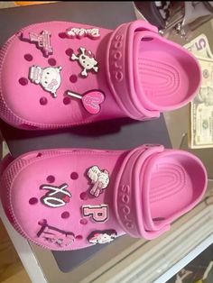 Cross Shoes, Croc Jibbitz, Pink Crocs, Pretty Sneakers, Crocs Fashion, Pretty Pink Princess, Pins Board, Fancy Fashion, Dr Wardrobe