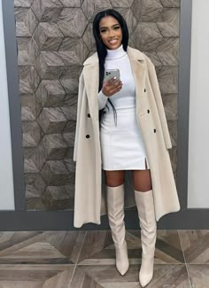 Cream Borg Coat Outfit, White Boot Heels Outfit, White Leather Boots Outfit, Birthday Outfit Fall, All White Outfit Winter, Cream Boots Outfit Winter, Ivory Boots Outfit, Winter White Outfits For Women, All White Winter Outfit