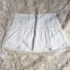 Beautiful White Hollister Skirt With Lace Overlay Along The Top. Features A Side Zipper And Is In Excellent Condition! Size 1 Mini Skirt. Hollister Outfit, Hollister Clothes, Hollister Skirt, Skirt With Lace, Lace Overlay, Shopping List, Side Zipper, Hollister, Clothing Items