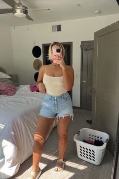 Summer College Outfits Midsize, Medium Size Girls Outfits Summer, Casual Summer Day Outfit, Summer Mom Fashion, Midsize Body Outfits Casual, Comfy Mom Outfits Summer, Vacation Outfits Curvy, Shorts Summer Outfit, Summer Outfits Thick Thighs