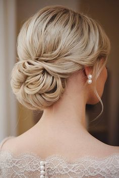 Elegant bridal updo with pearl accents for a luxury wedding. Sophisticated Updo, Pearl Accessories, Wedding Updo, Bridal Look