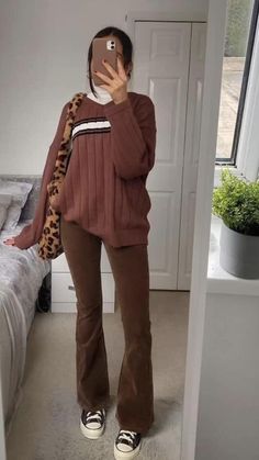 Brown Jeans Outfit Women, Brown Flare Pants Outfit, Flare Jeans Outfit Winter, Tan Pants Outfit, Flare Leggings Outfit, Khaki Pants Outfit, Flare Jeans Outfit