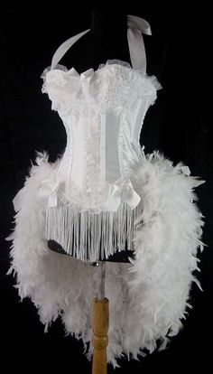 The frozen woman. Vegas Wedding Dress, Burlesque Outfit, Wedding Dress Costume, Showgirl Costume, Carnival Circus, Corset Training, Burlesque Costumes, White Victorian, Burlesque Costume