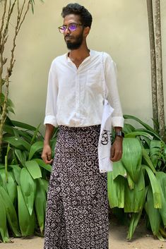 Batik Sarong | Longyi | Malong | Unisex | One Size | Handmade | Motif Pattern Design Sri Lankan Traditional Art, Sri Lankan Clothes, Bali Outfit, Outfit Cowok, Bollywood Men, Guys In Skirts, Batik Sarong, 2024 Inspiration, Indian Look