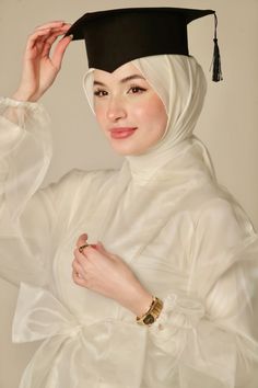 Graduation Hijab Style, Hijabi Graduation Pictures, Dress Graduation Hijab, Hijab Photoshoot Ideas, Graduation Pictures Hijab, Hijabi Graduation, Bachelors Graduation, Graduation Wear, Graduation Pose