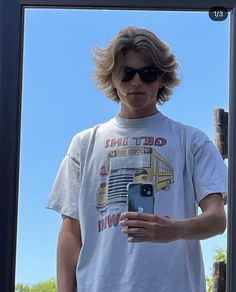 Men’s Layered Haircut Middle Part, Skater Middle Part Hair, Mid Length Surfer Hair, Surf Haircut Men, Mens Skater Hair, Boys Surfer Hair, Surfer Middle Part, Surfer Curtains Straight Hair Men, Surfer Bangs Men