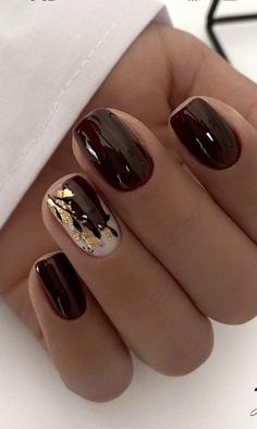 Brown Manicure Ideas For Short Nails, Dark Brown Nails Designs Short, Marron Nails Designs, Dark Manicure Short Nails, Dark Brown Nail Art, Fall Short Nails Ideas Autumn, Autumn Gel Nails Short, Autumn Nails Dark, Brown Design Nails