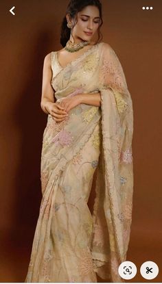 Ruhani Sharma Saree, Simple Saree For Wedding, Party Sarees Designer, Royal Saree Look, Simple Ethnic Outfits, Royal Outfits Aesthetic, Aesthetic Sarees, Desi Lehenga, Saree Simple