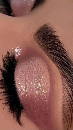 Machiaj Smokey Eyes, Sweet 16 Makeup, Quinceanera Makeup, Gold Makeup Looks, Eye Makeup Images, Wedding Eye Makeup, Prom Eye Makeup, Pink Eye Makeup, Prom Makeup Looks