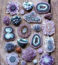 Pretty looking amethyst geode slices with agate base. Types Of Rocks, Geode Crystals, Minerals Crystals Stones, Aesthetic Color, Inspiration Tattoos, Raw Crystals