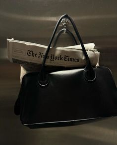 New York Times magazine in black bag 90s Minimalism, Brooklyn Baby, What In My Bag, Pretty Stuff, Models Off Duty, 가을 패션, Art Of Living, Black Aesthetic, My Vibe