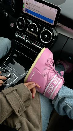 ##moonboots#moonbootsoutfit #fashionista Pink Moon Boot, Moonboots Outfits, Pink Moon Boots, Luxury Winter Outfits, Winter Outfit Ideas Aesthetic, Chanel Winter, Old Money Winter, Boots Amazon