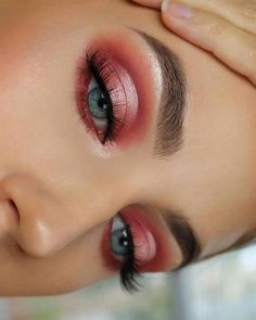 Holiday Eye Makeup, Halo Eyeshadow, Holiday Eye, Grey Makeup, Red Eye Makeup, Eyeshadow Tips, Eye Makeup Looks