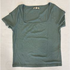 Elevate Your Casual Look With This Madewell Ribbed Square-Neck Crop Top. The Short-Sleeved T-Shirt Is Made Of Soft Viscose Material That Feels Comfortable On The Skin. The Green Top Features A Solid Pattern And A Pullover Closure For A Snug Fit. The Square Neckline Adds A Touch Of Elegance To The Cropped Style, Making It Perfect For Any Occasion. The Madewell Ribbed Square-Neck Crop Top Is Available In Size M, Designed To Fit Regular Size Types. It Is A Great Addition To Your Wardrobe And Can Be Casual Ribbed Square Neck Top, Casual Ribbed Crop Top With Square Neck, Casual Solid Scoop Neck Knit Top, Casual Solid Color Scoop Neck Knit Top, Square Neck Ribbed Stretch Tops, Casual Square Neck Tops For Fall, Casual Crop Top With Ribbed Neckline, Casual Fall Crop Top With Square Neck, Casual Fitted Top With Ribbed Neckline