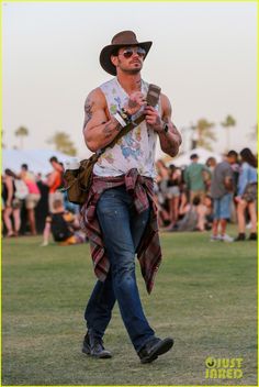 Kellan Lutz Goes Shirtless with Fake Tattoos for Coachella 2016 Cochella Outfits Men, Glastonbury Fashion, Coachella Outfit Men