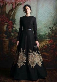 Sabyasachi Gown, Sabyasachi Collection, Color Floor, Salwar Kamiz, Casual Chique, Indian Gowns Dresses, Indian Gowns, Floor Length Gown, Gold Embroidery