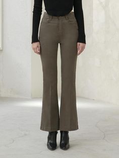 The pants shown are a pair of black jeans with a flared leg style, offering a timeless and versatile look. The jeans feature a mid-rise waist, as indicated by the positioning of the waistband relative to the overall length of the pants. They are constructed with a classic five-pocket design, including two pockets at the front, a coin pocket, and two at the back. The fabric appears smooth and uniformly colored, and the stitching is likely in a matching hue for a sleek appearance.- The flared leg design provides a slight retro feel while still fitting into modern fashion trends.- The mid-rise and classic pocket styling ensure these jeans can be a go-to garment for various occasions and pairings.- The uniform fabric color and matching stitching indicate a design that prioritizes a clean and c Classic Cotton Flare Jeans, Classic Flare Pants With Five Pockets, Classic Flare Pants With Pockets, Mid-rise Cotton Flares For Fall, Flare Jeans For Workwear In Fall, Straight Leg Flares For Workwear In Fall, Classic Straight Leg Fall Flares, Classic Straight Leg Flares For Fall, Mid-rise Flares For Workwear In Fall