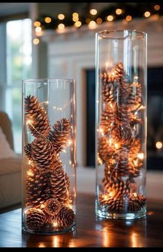 Transforme sua casa neste Natal com enfeites especiais que trazem magia e encanto para cada canto! Peças exclusivas, cheias de brilho e amor, para um Natal ainda mais inesquecível. Christmas Pine Decorations, Vase Lights Centerpiece, Christmas Centerpieces Minimalist, Christmas Decoration Party Ideas, Xmas Decorations Table Centerpieces, Christmas Lights Wedding Decor, Christmas Lights Living Room Apartments, Christmas Ideas Apartment, Glass Table Christmas Decor