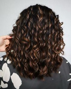 Balayage On Black Hair Curly, Cool Light Brown Hair With Highlights, 2c Highlights, Honey Highlights On Curly Hair, Curly Hair Highlights Caramel Brunettes, Curly Died Hairstyles, Highlights For Curly Brown Hair, Highlights For Curly Hair Natural Curls Ombre Dark Brown, Curly Caramel Hair