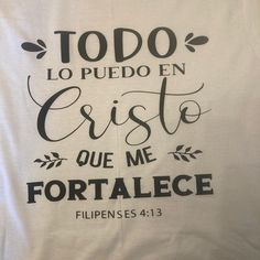 a white t - shirt with black lettering that says, to do la puedo en cristoe que me fortalece