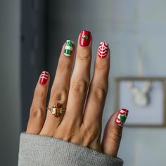 Chic christmas nail design ideas featuring snowflakes and glitter Stylish Manicure, Holiday Nails Christmas, Nails Christmas, Christmas Nail Designs