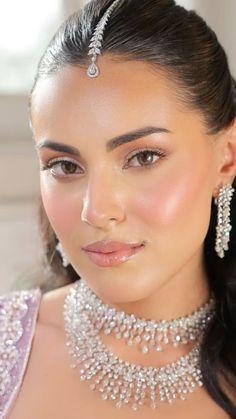 Desi Makeup Looks Pink, Light Engagement Makeup, Hairstyles With Maang Tikka Open, Bollywood Bridal Makeup, Soft Makeup Look Indian, Desi Makeup Looks Wedding, Desi Wedding Makeup Looks, Soft Glam Makeup For Wedding, Soft Indian Bridal Makeup