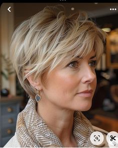 Women Hair Styles, Short Stacked Hair, Best Short Hairstyles, Messy Bob Hairstyles, Haircuts For Medium Length Hair, Hairstyles For Women Over 60, Chin Length Hair