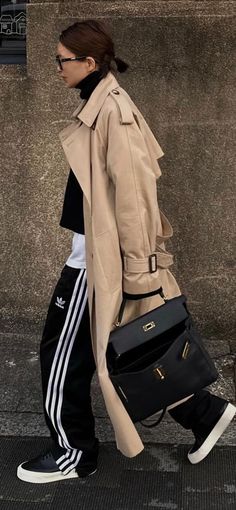 Chunky Jewellery, Steet Style, Look Adidas, Moda Chic, Classic Trench Coat, Adidas Outfit, Oversized Dress