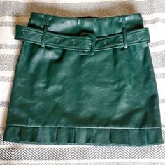 En Saison - Green Mini Skirt With Belt, Back Zipper Closure Scara Screams, Green Leather Skirt, Skirts Green, Fancy Skirts, Skirt With Belt, Green Mini Skirt, Green Skirt, Teen Titans, Green Leather