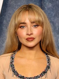 Sabrina Carpenter Hair Curtain Bangs, Sabrina Carpenter Haircut Curtain Bangs, Fringe Bangs Middle Part, Sabrina Carpenter Curtain Bangs, Middle Part Bangs Long Hair, Face Framing Layers Blonde, Hairstyles Long Hair With Bangs, Sabrina Carpenter Face