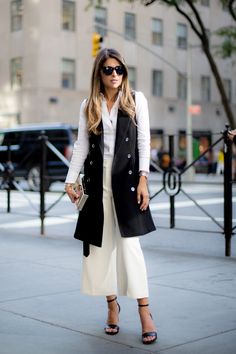 Sleeveless Trench Coat, Sleeveless Trench, Lightweight Trench Coat, Sleeveless Coat, Trench Dress, Sleeveless Jacket, Street Style Chic, Looks Style, Office Fashion