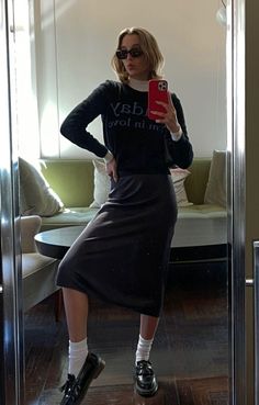 Emma Chamberlain Outfit, Long Black Skirt Outfit, Emma Chamberlain Outfits, Black Skirt Outfits, Minimal Outfit, Aesthetic Outfit, Outfit Style, Fall Winter Outfits