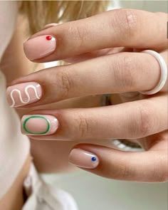 Dot Line Nails, Nail Design Stripes, Nail Design Abstract, Lisbon Nails, Simple Shellac Nails, Minimalist Nail Design Inspiration, Circle Nail Art, Minimalist Nails Short